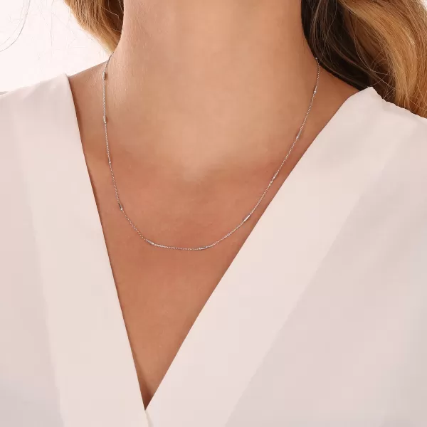 Strieborný náhrdelník s prvkami rozloženými dookola retiazky 62019