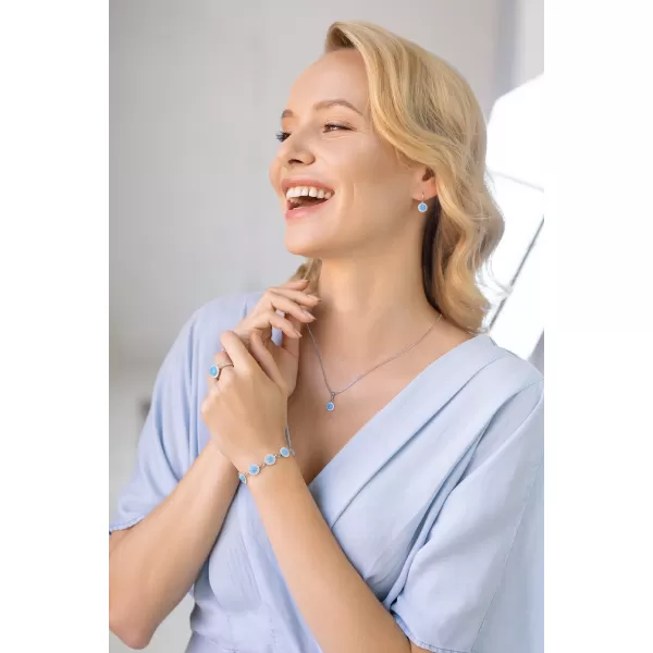 Strieborné náušnice kôstky so syntetickým opálom a Preciosa kryštály svetlo modré okrúhle 31217.1 lt.blue