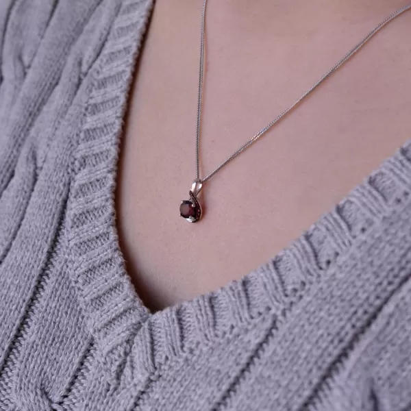 Strieborný náhrdelník luxusný s pravými minerálnymi kameňmi červená slza 12089.3 garnet