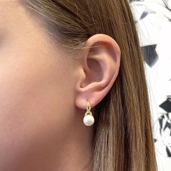 Pozlátené náušnice visiace s bielou riečnou perlou a zirkónmi 21048.1