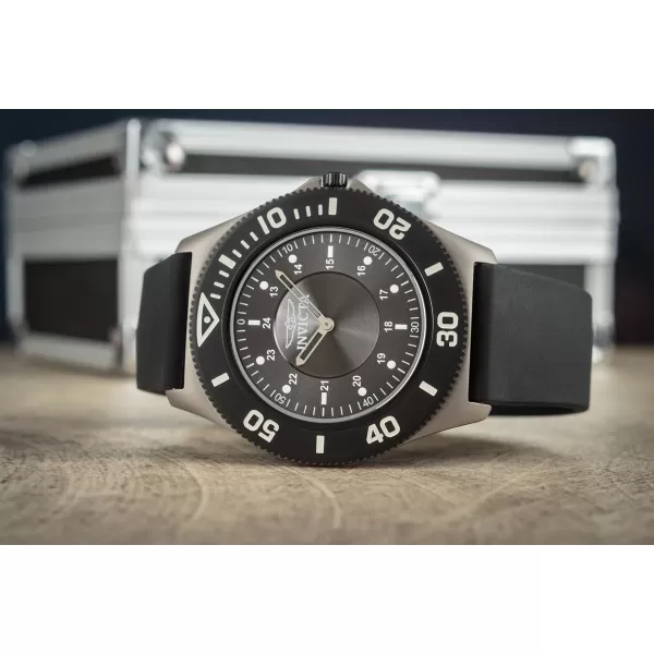Invicta Reserve Quartz 44 mm