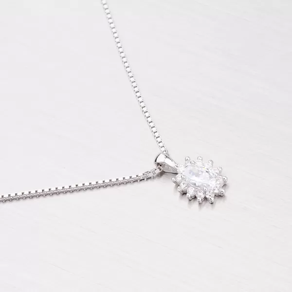 Oválny strieborný prívesok so zirkónmi YNG3007