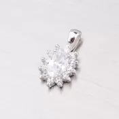 Oválny strieborný prívesok so zirkónmi YNG3007