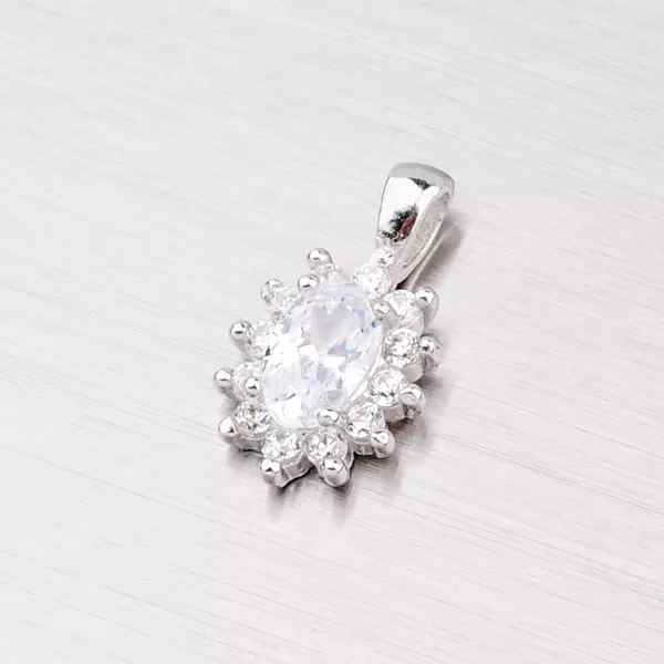 Oválny strieborný prívesok so zirkónmi YNG3007