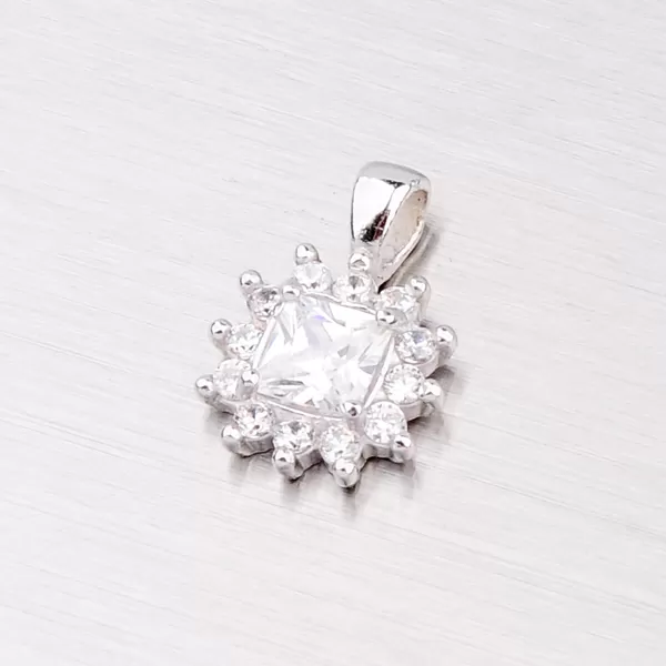 Strieborný prívesok vysadený zirkónmi YNG3006