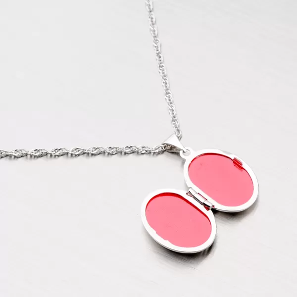 Medailón z bieleho zlata s gravírovaním 197-0302