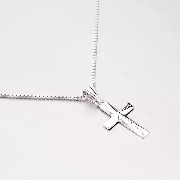 Kríž z bieleho zlata s gravírovaním 43-21072