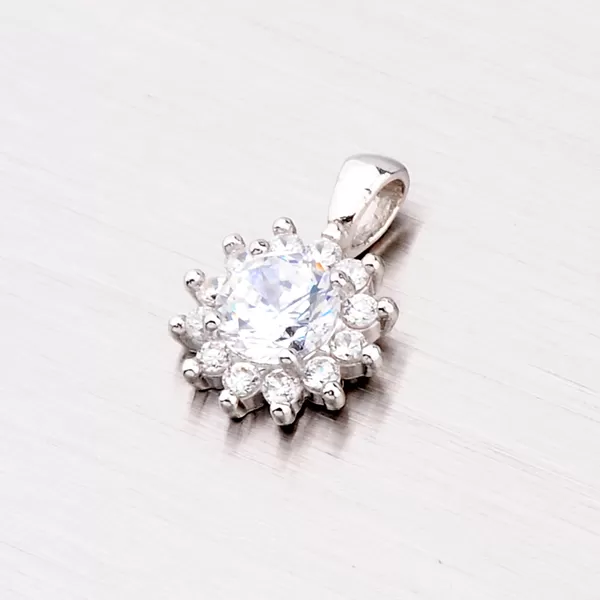 Žiarivý prívesok so zirkónmi YNG3000