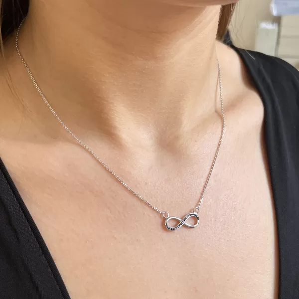 Strieborný náhrdelník s kryštálmi Swarovski čiernej infinity,osmička-nekonečno 32023.5