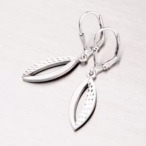 Matné strieborné náušnice s gravírovaním NZM-309-OKS