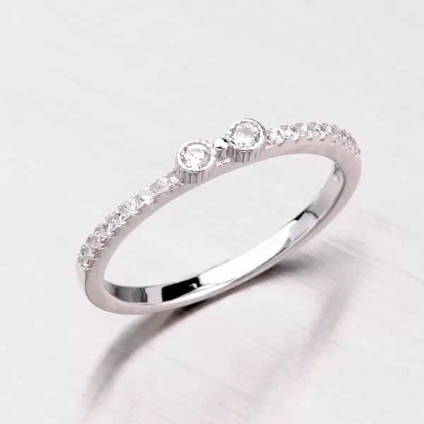 Prsteň so zirkónmi zo striebra RXC04140181