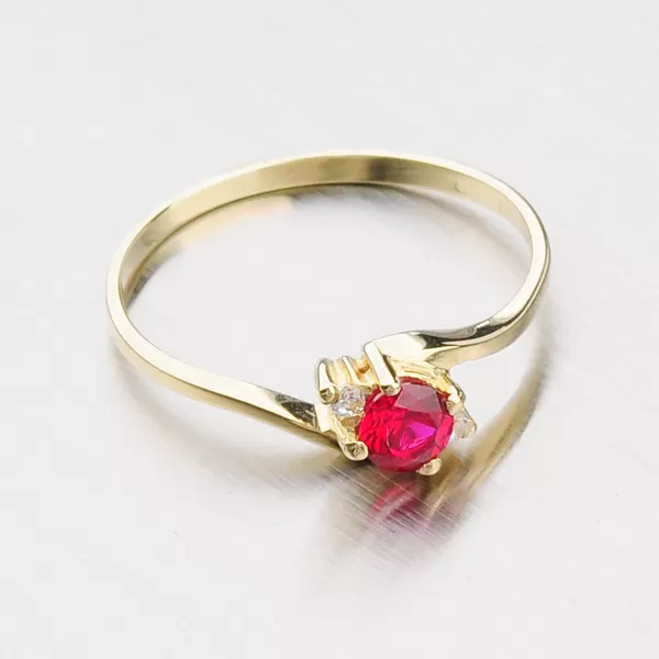 Dámsky prsteň s rubínom a zirkónmi 351-0106