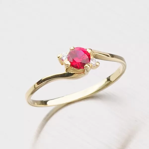 Dámsky prsteň s rubínom a zirkónmi 351-0106