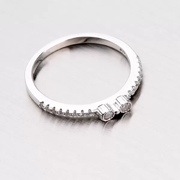 Prsteň so zirkónmi zo striebra RXC04140181