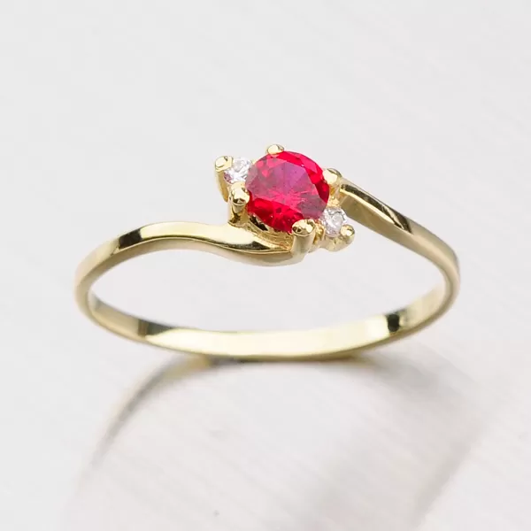 Dámsky prsteň s rubínom a zirkónmi 351-0106