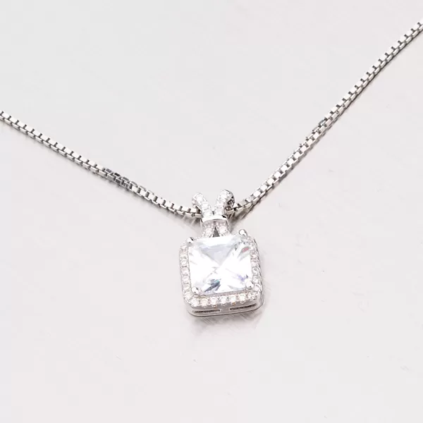 Strieborný prívesok so zirkónmi AP2072