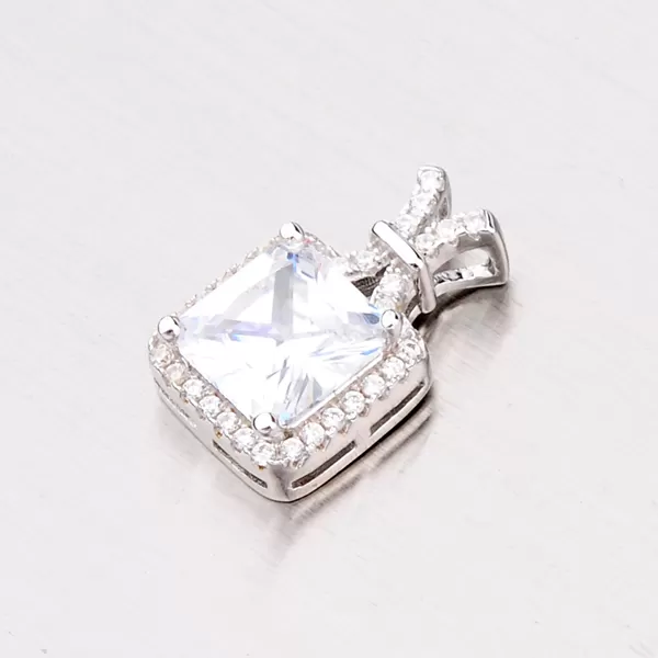 Strieborný prívesok so zirkónmi AP2072