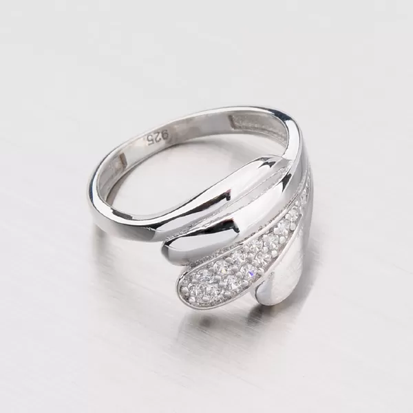 Strieborný prsteň so zirkónmi HK-513-OKS