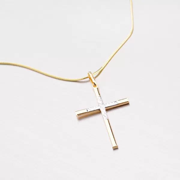 Zlatý prívesok v tvare kríža s gravírovaním 43-2758