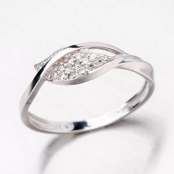 Prsteň z bieleho zlata so zirkónmi 41-NF52B