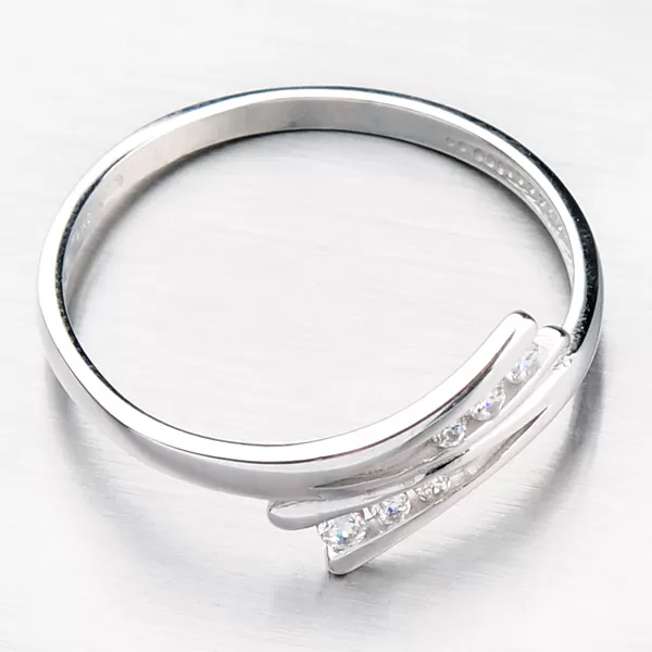 Zlatý prsteň zdobený zirkónmi DZ1950-B