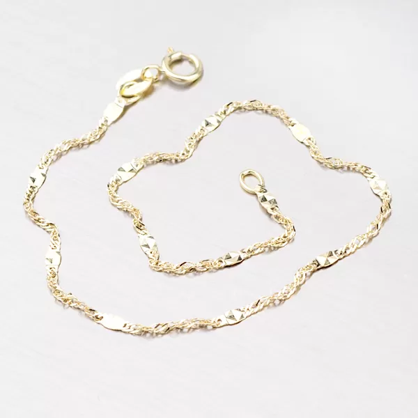 Zlatý náramok zdobený gravírovanými plôškami 44-1699