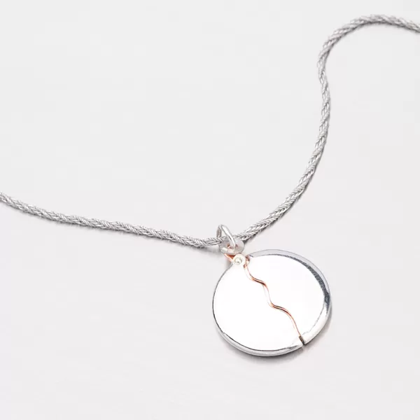 Krásny strieborný prívesok s rytinou P1602989-0940-SLX