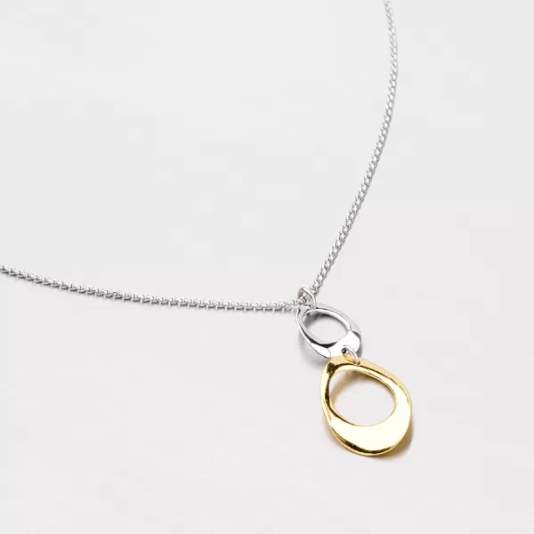 Strieborný náhrdelník s pozlátenou ozdobou N1401582-0331-SLX