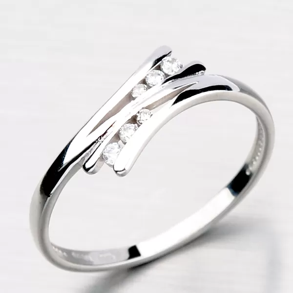 Zlatý prsteň zdobený zirkónmi DZ1950-B