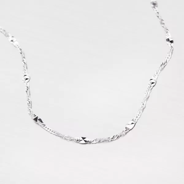 Zlatý náramok zdobený gravírovanými plieškami 44-1703