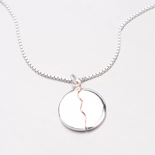 Krásny strieborný prívesok s rytinou P1602989-0940-SLX