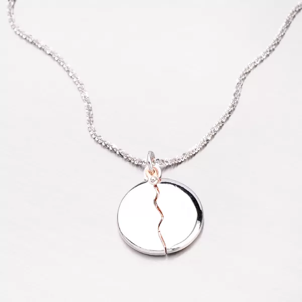 Krásny strieborný prívesok s rytinou P1602989-0940-SLX