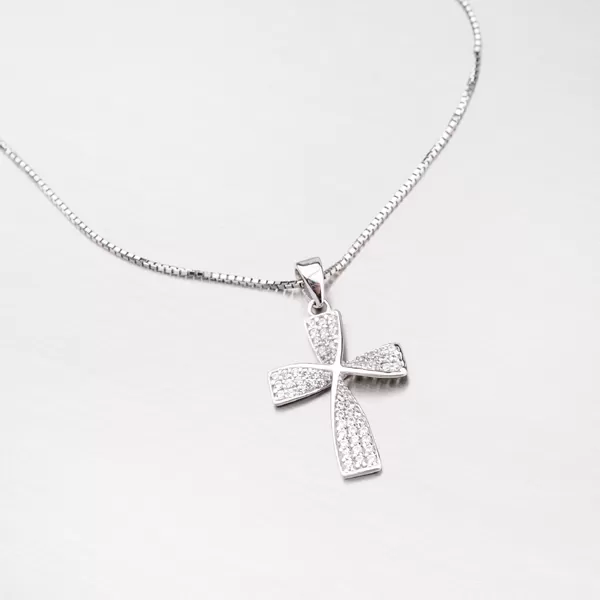 Prívesok z bieleho zlata v tvare kríža 43-21526