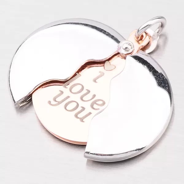 Krásny strieborný prívesok s rytinou P1602989-0940-SLX