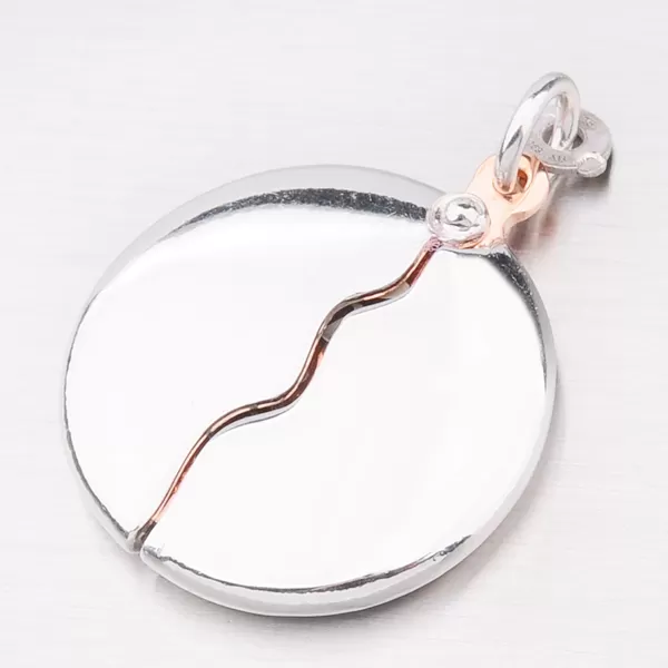 Krásny strieborný prívesok s rytinou P1602989-0940-SLX