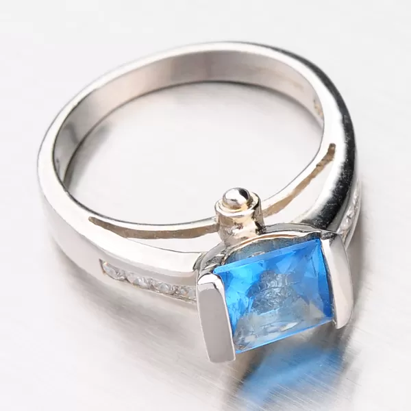 Strieborný prsteň so zirkónmi R3556-01-K-XC