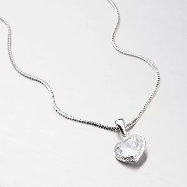 Žiarivý prívesok so zirkónmi DZ1810B