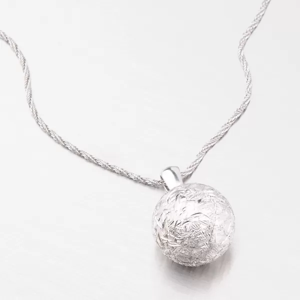 Elegantný strieborný prívesok MPN9102D18