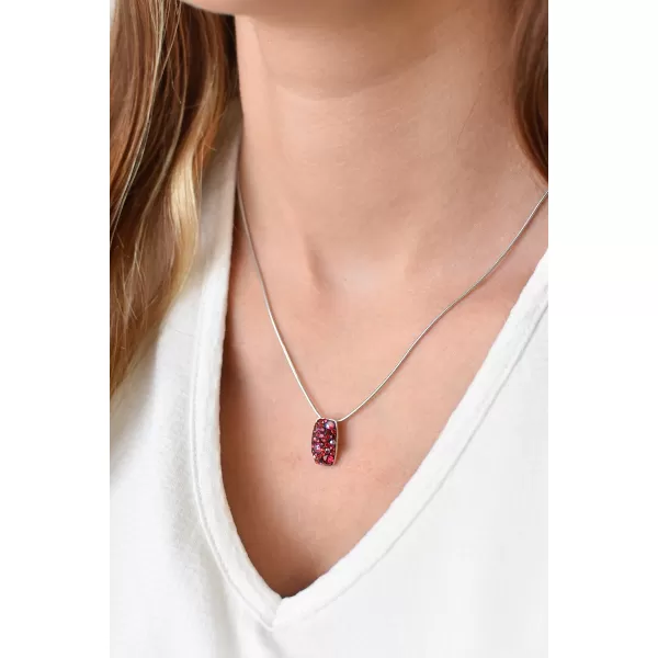 Strieborný prívesok s kryštálmi Swarovski červený obdĺžnik 34194.3 cherry