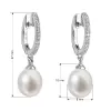 Strieborné náušnice visiace s bielou riečnou perlou 21002.1
