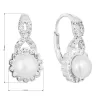 Strieborné náušnice visiace s bielou riečnou perlou 21049.1