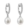 Strieborné náušnice visiace s bielou riečnou perlou 21002.1