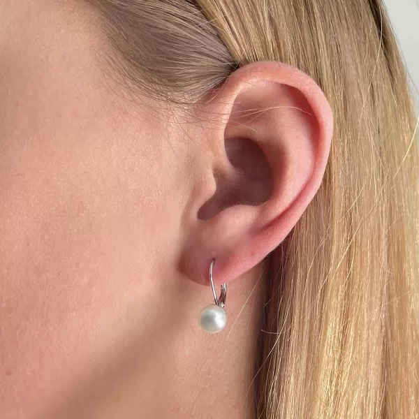 Strieborné náušnice visiace s bielou riečnou perlou 21009.1