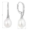 Strieborné náušnice visiace s bielou riečnou perlou 21060.1