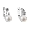 Strieborné náušnice visiace s bielou riečnou perlou 21025.1