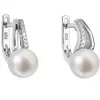 Strieborné náušnice visiace s bielou riečnou perlou 21025.1