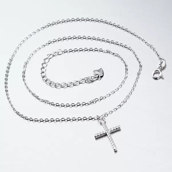 Strieborný náhrdelník s krížikom SST-15849