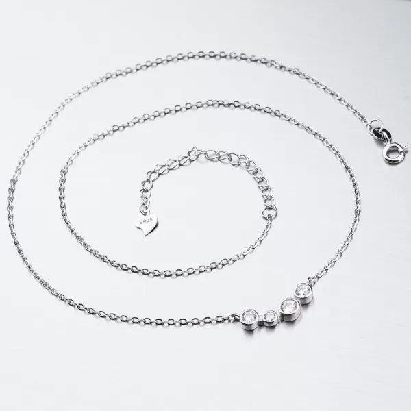 Strieborný náhrdelník so zirkónmi SST-15101