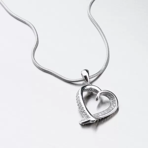 Strieborné srdce so zirkónmi HST-13109