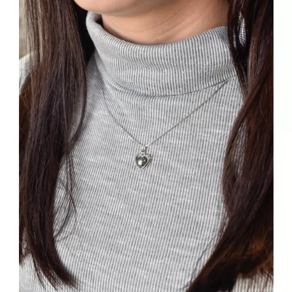 Strieborný prívesok so šedou Swarovski perlou srdca 34246.3